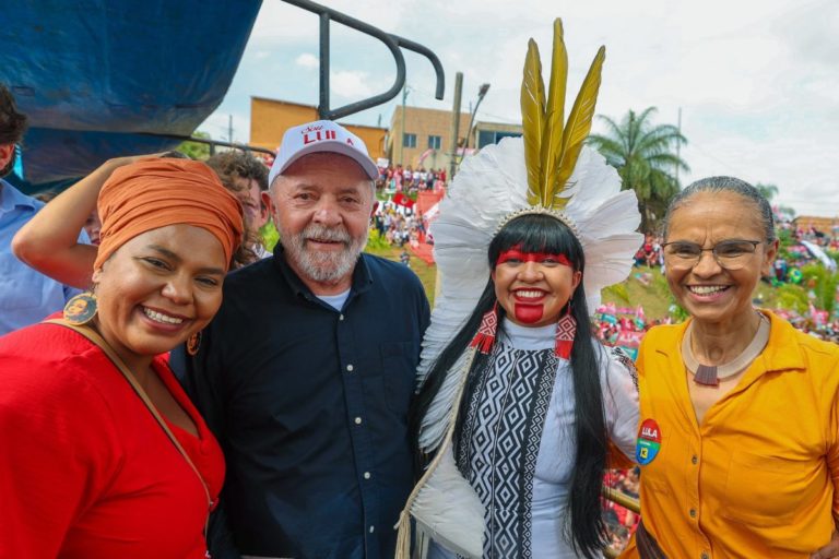 Marina Silva and Lula in a meeting with local leaders.