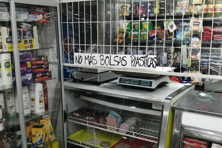 A neighborhood store in Chile with a sign proclaiming they are no longer delivering plastic bags.