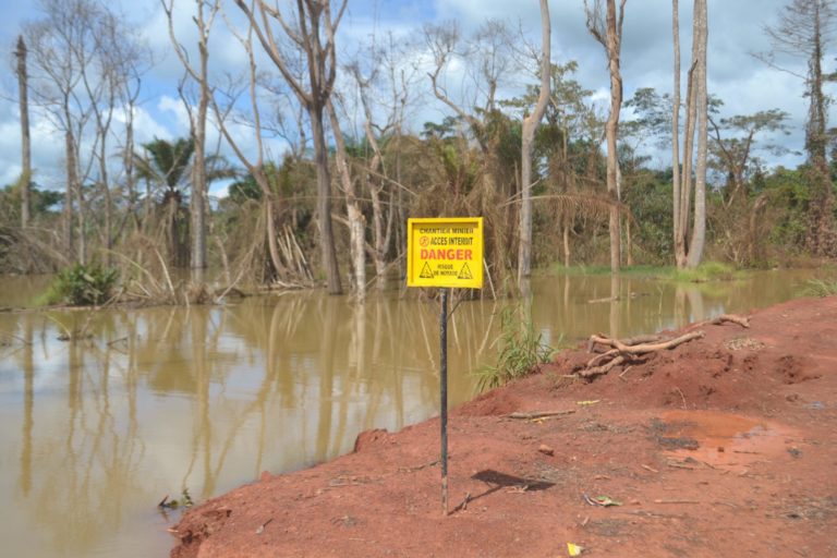 A mining pit transformed into an artificial lake after a mining company’s semi-mechanized operations. Image © Yannick Kenné.