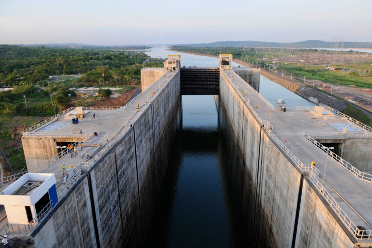 If the government’s plans come to fruition, the run-of-river dam at Estreito will be modified to incorporate a lock that would extend the waterway several hundred kilometres upstream. PAC collection at flickr.com; CC BY-NC-SA 2.0.