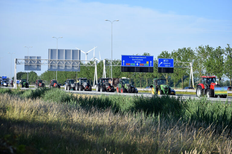 On 22 June 2022 the farmers protest started in the Netherlands. Tractors from all over the country drove to Stroe. This picture was taken along the A27 near Houten, just in front of the Lunetten interchange. Image by Frank Magdelyns from Pixabay.