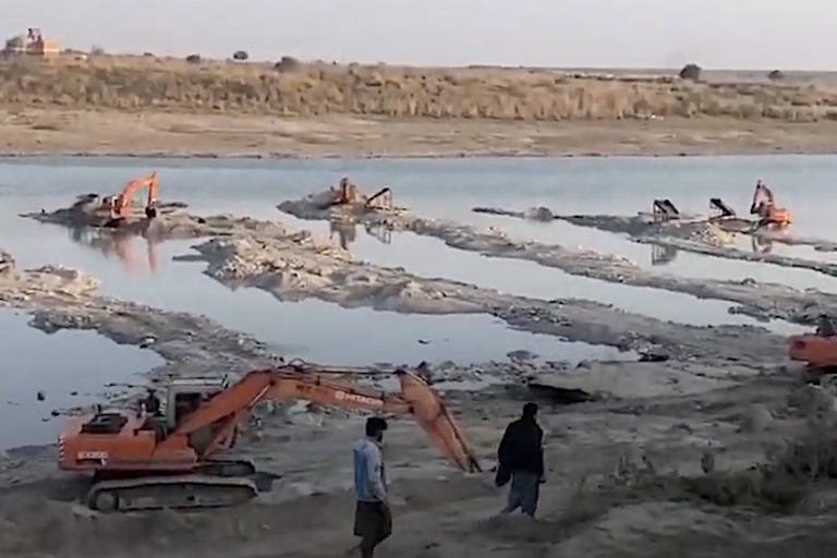 Unregulated gold mining on a river in, Nowshera, Pakistan. Image courtesy of Sabir Hussain.
